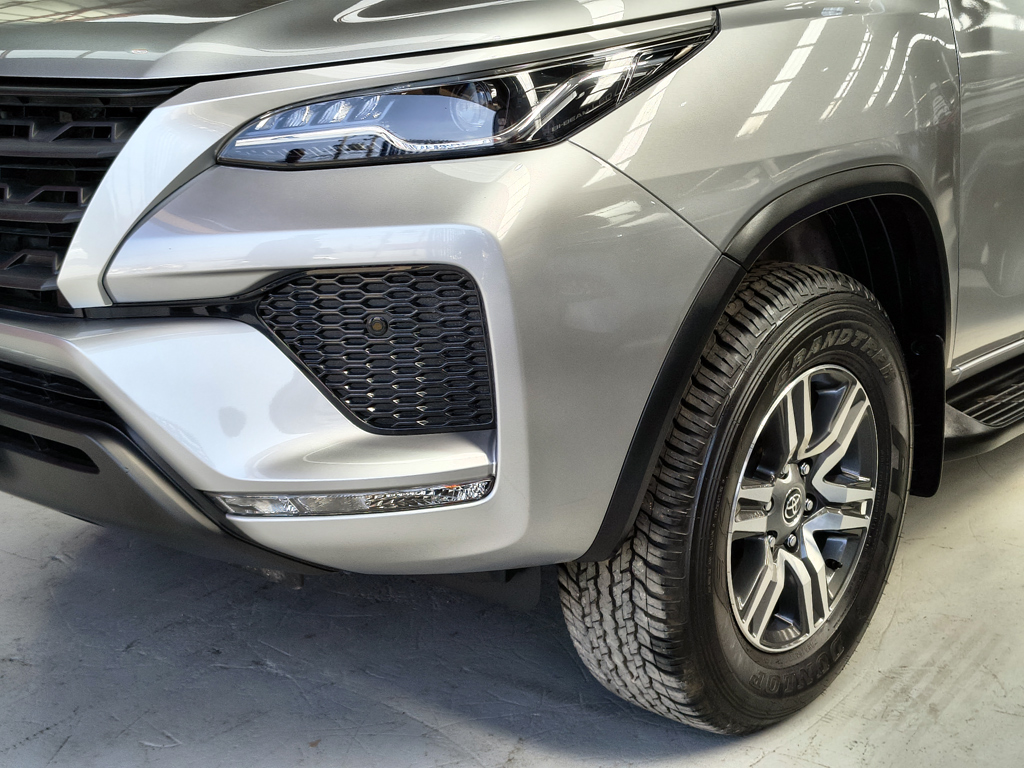 Toyota Fortuner — foto 10 de 23