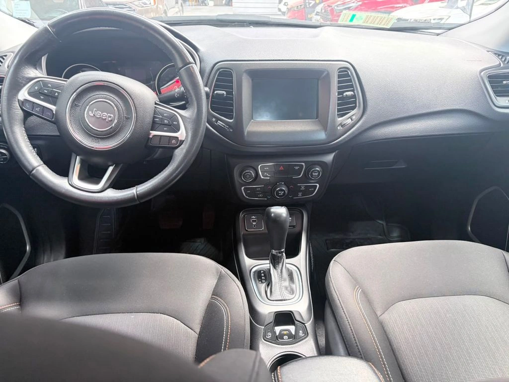 Jeep Compass — foto 9 de 15