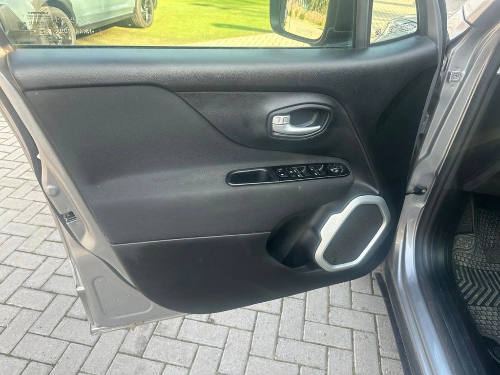 Jeep Renegade — foto 13 de 27