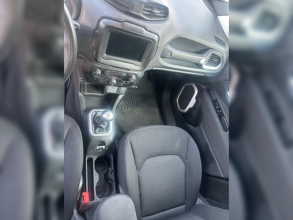 Jeep Renegade — foto 10 de 27