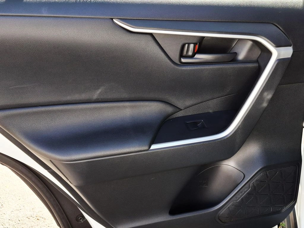Toyota RAV4 — foto 25 de 30