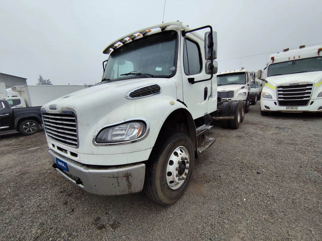 FREIGHTLINER M2