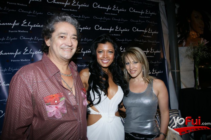 Fotografía en Lanzamiento del Cd de Paola Miranda, Champs Elyseés