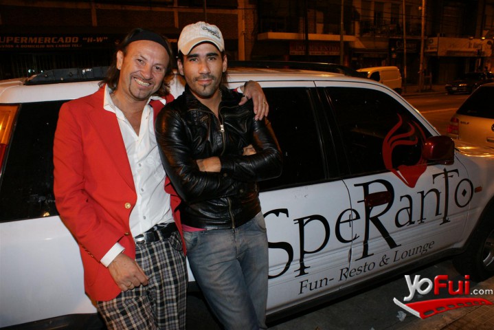 Emiliano Gomez, El Palomo junto a la camioneta de Esperanto