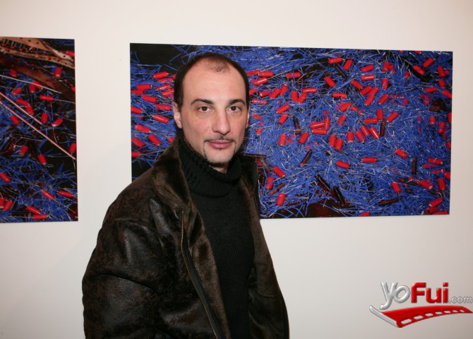 Daniel Trama junto a su obra