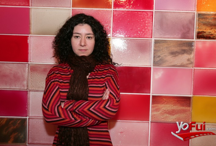 Consuelo Lewin junto a su obra