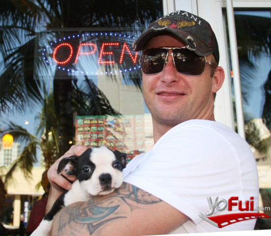 Carlo junto a su perro Angel en Washington Street