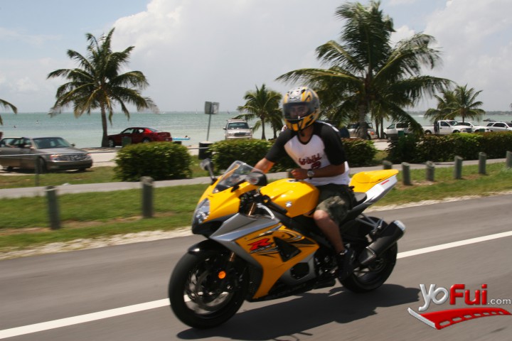 Eduardo en su moto rumbo a Key Biscayne
