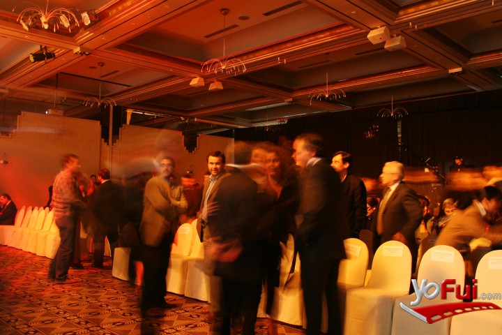 Asistentes ingresando al salón de premiación