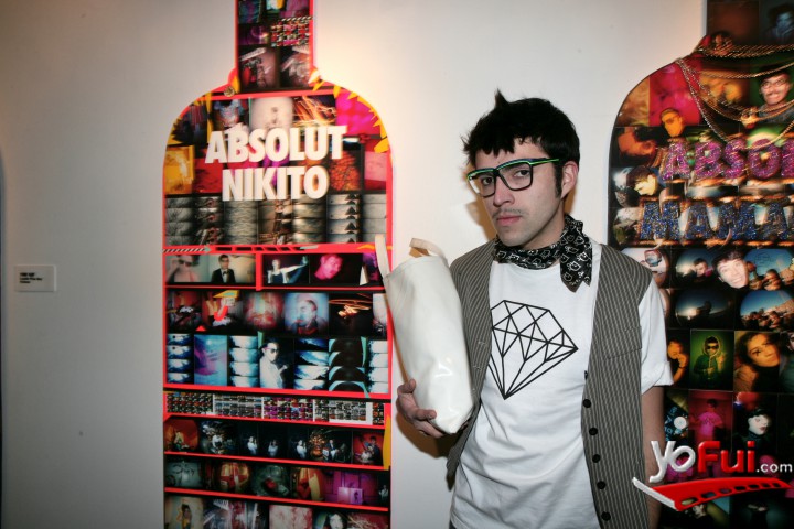 El artista Nicolás Oyarce junto a su obra