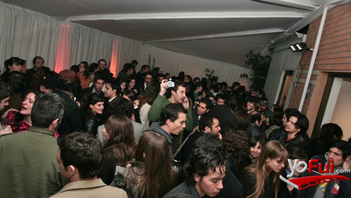 Ambiente en la carpa de galería "La Sala"