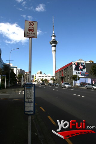 Parada de Buses, SkyTower en el fondo