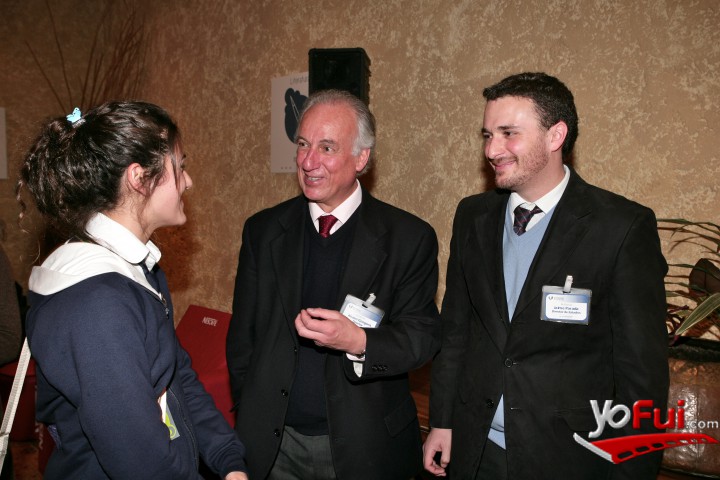 Álvaro Góngora (Director Escuela de Historia, Universidad Finis Terrae), Jaime Parada (Director de Estudios, Historia, iversidad Finis Terrae), junto a una estudiante en visita
