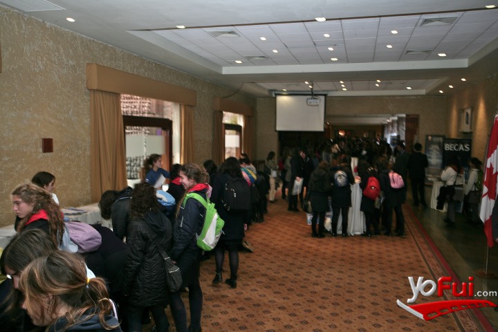 Estudiantes visitando diferentes Stands