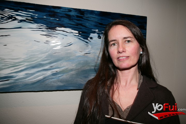 María Paz Claro junto a su cuadro "Agua Reflejo"
