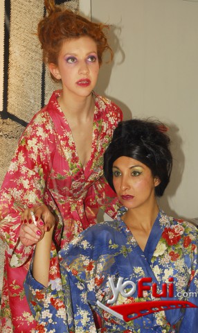 Las modelos, Betania González y Yasmín Lepe actuando en la vitrina