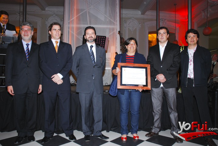 Ganadores del 2do. Lugar junto a Patricio Tapia, Gerente Grl. de Correos de Chile