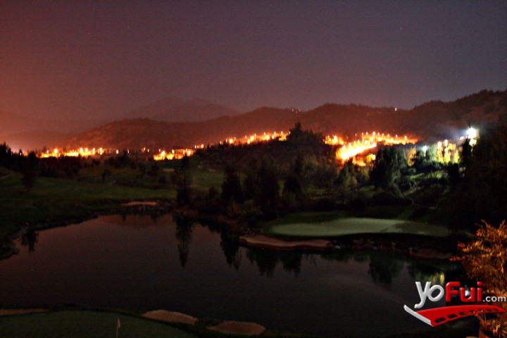 Hermosa vista nocturna de la laguna desde la Casa Club
