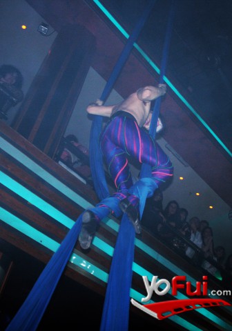 Trapecista en la espectacular performance en Back to the Eighties
