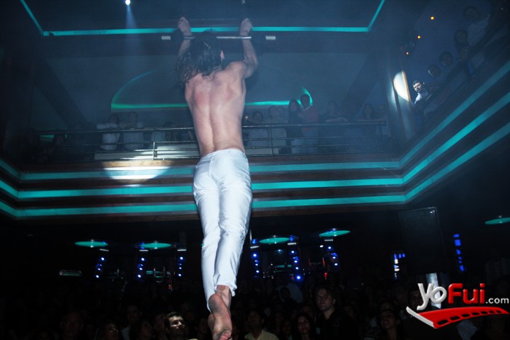 Trapecista en la espectacular performance en Back to the Eighties
