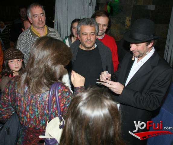 El Mago firmando autógrafos