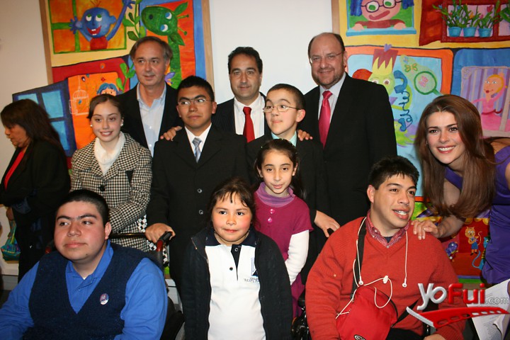 Exposición de Artistas de Teletón Santiago y Antofagasta "VENTANAS DE COLOR" en Galeria la Sala