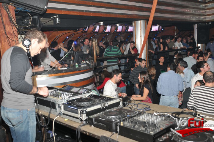 VJ Roberto Fuentes