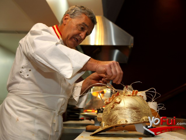 Paco elaborando el casco