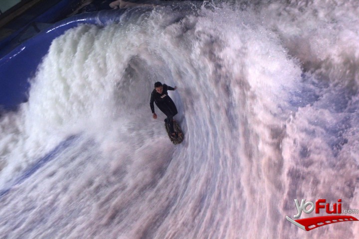 Fotografía en Lanzamiento Sirenas  Maui Girl Surf Trip, Santa Pizza, Mall Sport