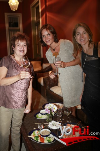 Cecilia Torres, Elisa Collins, Gloria Frugone