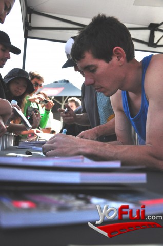 Alex Honnold (firmando autógrafos)