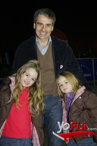 Andrés Velasco junto a sus hijas