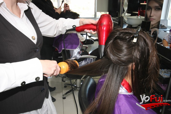 Helena Sliachticas, aplicando el servicio Polireparación, Lucía López, embajadora de Wella