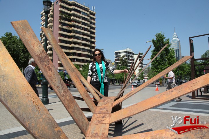 Verónica Astaburuaga junto a su obra