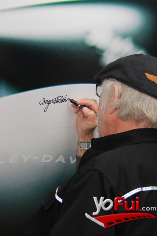 Willie G. Davidson autografiando una gigantografía en H-D Santiago