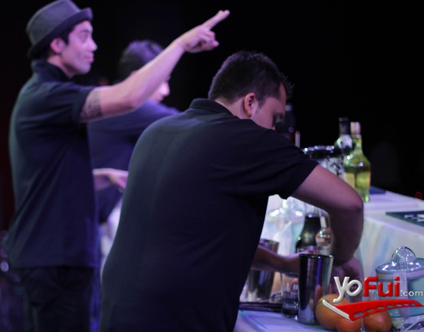 Concursantes preparando tragos