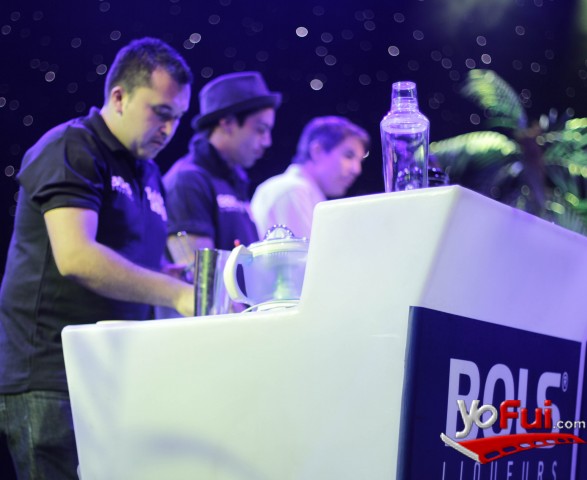 Concursantes preparando tragos