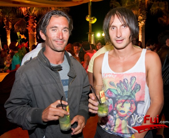 Yorgo Razis en Beach Party