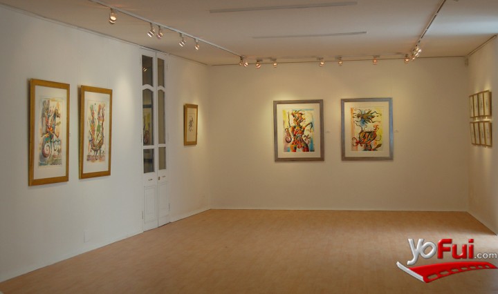 Montaje exposición Extraños en el Paraíso
