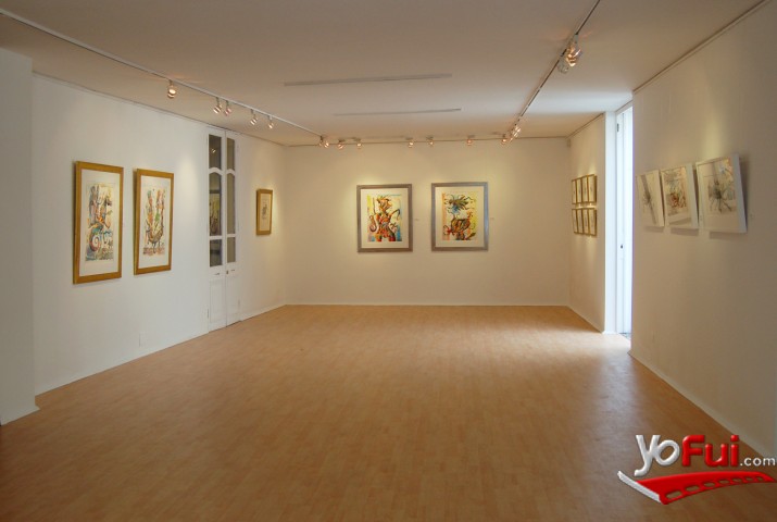Montaje exposición Extraños en el Paraíso