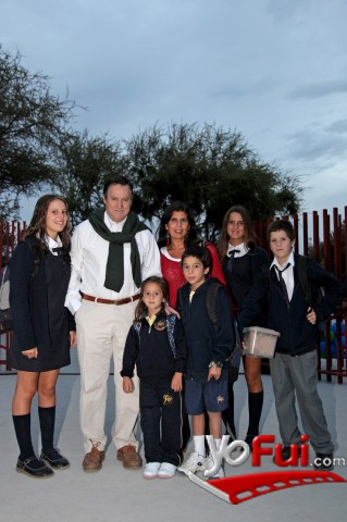Manuel Lorca y, Paula Castelblanco junto a sus hijos