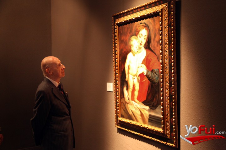 Fernando Oteiza ante la obra Virgen y Niño, de P.P. Rubens