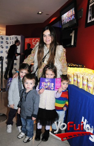 Andrea Edwards junto a Martina, Borja, Julieta y Lukas