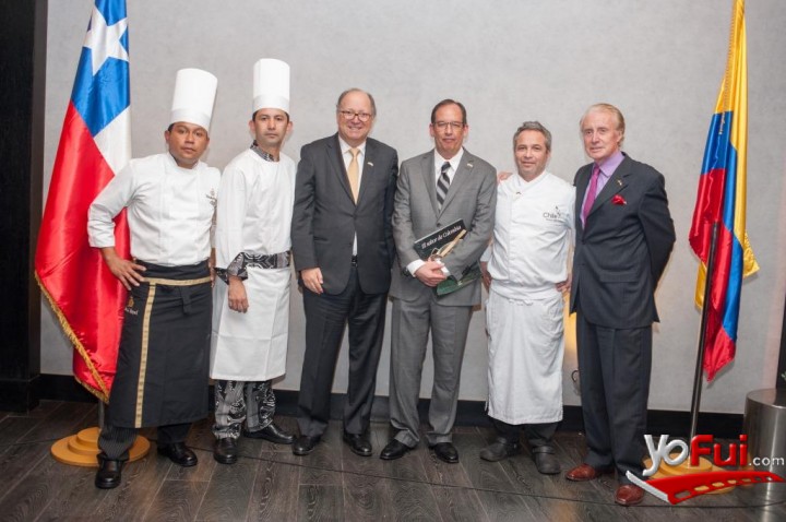 Santiago Figueroa, Embajador de Colombia, junto a los chefs y gerentes de Radisson