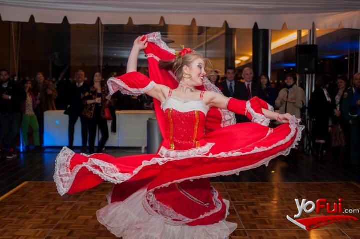Bailarina enseña pasos del país cafetero