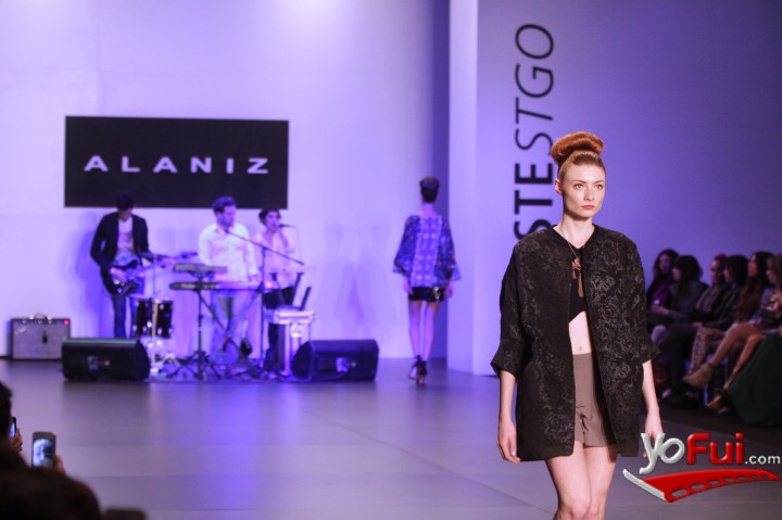 Fotografía en Desfile Alaniz en Viste Stgo., Casa Piedra