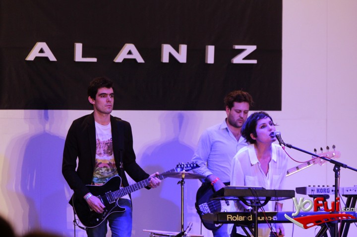 Fotografía en Desfile Alaniz en Viste Stgo., Casa Piedra