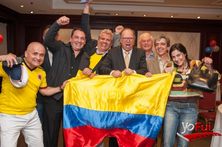 Celebrando con entusiasmo la clasificación de Colombia al Mundial Brasil 2014