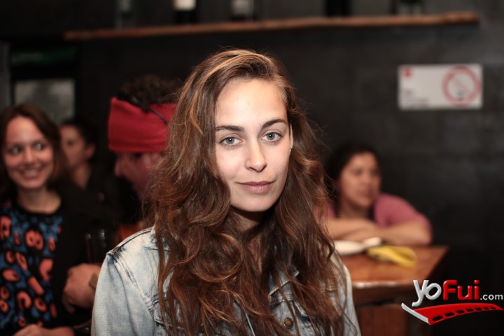 Sofía Heiremans en Hush Puppies y Julio Pino