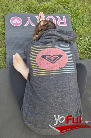 Lou Cooper en Roxy invita a hacer yoga al aire libre